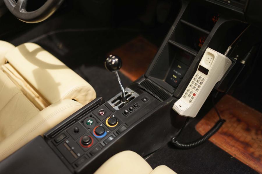 Детали интерьера Ferrari Testarossa 1986 года  (фото 11 из 30)